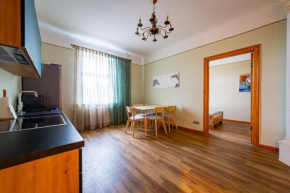 Just Renovated Stories Apartment Free parking